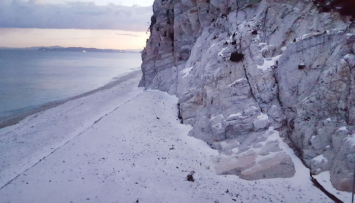 spiaggia capo bianco a portoferraio sotto la neve